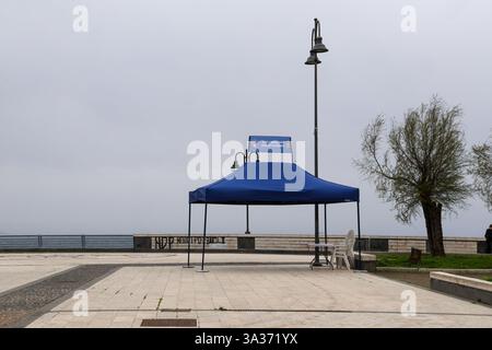 Naples, Campanie, Italie. 14 mars 2025. Naples 03/14/2025 dommages causés par le tremblement de terre de magnitude. 4,4 à Campi Flegrei. En photo : Pozzuoli front de mer à via Napoli déserté parce que les gens ont peur (crédit image : © Fabio Sasso/ZUMA Press Wire) USAGE ÉDITORIAL SEULEMENT! Non destiné à UN USAGE commercial ! Banque D'Images