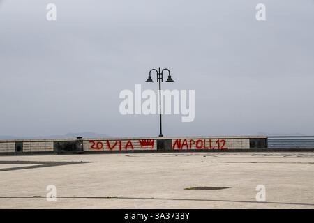 Naples, Campanie, Italie. 14 mars 2025. Naples 03/14/2025 dommages causés par le tremblement de terre de magnitude. 4,4 à Campi Flegrei. En photo : Pozzuoli front de mer à via Napoli déserté parce que les gens ont peur (crédit image : © Fabio Sasso/ZUMA Press Wire) USAGE ÉDITORIAL SEULEMENT! Non destiné à UN USAGE commercial ! Banque D'Images