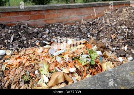 Gros tas de compost en briques en différentes étapes Banque D'Images