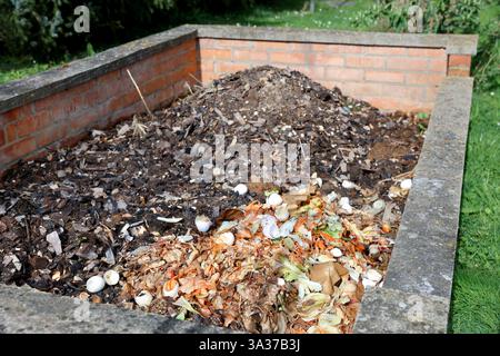 Gros tas de compost en briques en différentes étapes Banque D'Images