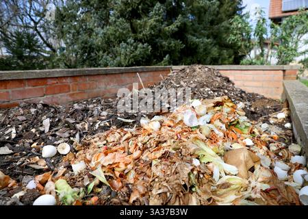 Gros tas de compost en briques en différentes étapes Banque D'Images