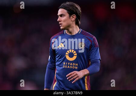 Paulo Dybala de l'AS Roma regarde lors de la manche 2024/25 de l'UEFA Europa League du 16e match de deuxième manche entre Athletic Club et AS Roma à l'Estadio San Banque D'Images