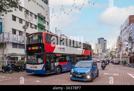 Une scène de rue à Little India Brickfields, Kuala Lumpur, Malaisie, bus à impériale, Banque D'Images