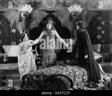 21 mars 2006 - Elsie MacLeod, Pauline Frederick et Grace Barton, sur le plateau du film silencieux, ''Madame jalousie'', 1918 (crédit image : © Glasshouse/ZUMA Wire) Banque D'Images