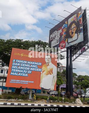 panneau d'affichage à Kuala Lumpur, Malaisie, annonçant les '5 ans de prospérité et de gloire, Selangor État le plus avancé en Malaisie' ; Tune Talk 5g. Banque D'Images