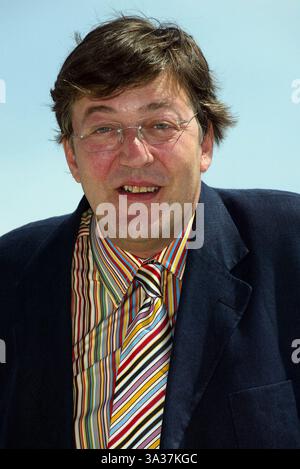 17 mars 2011 - Scarborough, North Yorkshire, Angleterre - STEPHEN Fry.ACTOR.FRANCE.CANNES FILM FESTIVAL, CANNES,.17/05/2002.DI2111.CREDIT:(image crédit : © Globe photos/ZUMAPRESS.com) Banque D'Images