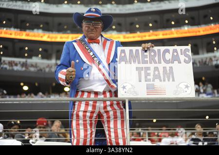 07 septembre 2014 : les fans de Dallas brandissent des pancartes lors d'un match de football de la NFL entre les 49'rs de San Francisco et les Cowboys de Dallas au AT&T Stadium d'Arlington, TX(crédit image : © Albert Pena/Cal Sport Media/ZUMAPRESS.com) Banque D'Images