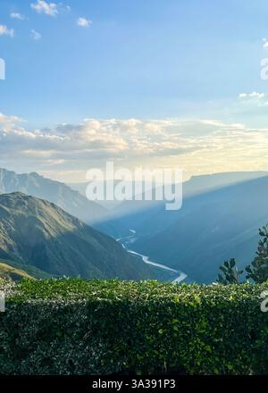Plan vertical de Chicamocha, où la rivière coule à travers un canyon, paysage montagneux andin à Santander, Colombie nature pittoresque. Banque D'Images