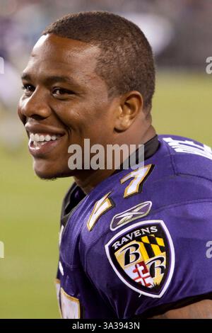 8 septembre 2014 - Philadelphie, Pennsylvanie, U. S - 8 septembre 2014 - Ray Rice suspendu indéfiniment par la NFL et libéré par les Ravens de Baltimore en raison d'une vidéo publiée sur My TMZ montrant la violence domestique contre sa petite amie de l'époque, Janay Palmer. 11 août 2011 : Ray Rice (27) regardant depuis la ligne de touche lors du match de pré-saison de la NFL entre les Ravens de Baltimore et les Eagles de Philadelphie au Lincoln Financial Field à Philadelphie, Pennsylvanie. Les Eagles ont battu les Ravens, 13-6.(image crédit : © Chris Szagola/Cal Sport Media/ZUMAPRESS.com) Banque D'Images