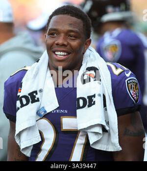 8 septembre 2014 - 8 septembre 2014 - Ray Rice suspendu indéfiniment par la NFL et libéré par les Ravens de Baltimore en raison d'une vidéo publiée par My TMZ montrant la violence domestique contre sa petite amie de l'époque, Janay Palmer. 11 août 2013 - Baltimore, MD, États-Unis d'Amérique - Baltimore Ravens RB Ray Rice (27) participe au camp d'entraînement des Baltimore Ravens au M&T Bank Stadium à Baltimore, MD, le 11 août 2013. Photo : Mike Buscher/Cal Sport Media(image de crédit : (image de crédit : © Mike Buscher/Cal Sport Media/ZUMAPRESS.com) Banque D'Images