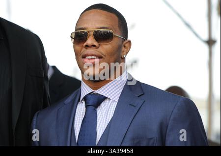 8 septembre 2014 - 8 septembre 2014 - Ray Rice suspendu indéfiniment par la NFL et libéré par les Ravens de Baltimore en raison d'une vidéo publiée par My TMZ montrant la violence domestique contre sa petite amie de l'époque, Janay Palmer. Photo : JAN 28, 2013 : Ravens de Baltimore RB Ray Rice regarde les milliers de fanspendant le Super Bowl 47 des Ravens de Baltimore envoyer dans le port intérieur de Baltimore, MD. (Crédit image : (crédit image : © John Middlebrook/Cal Sport Media/ZUMAPRESS.com) Banque D'Images