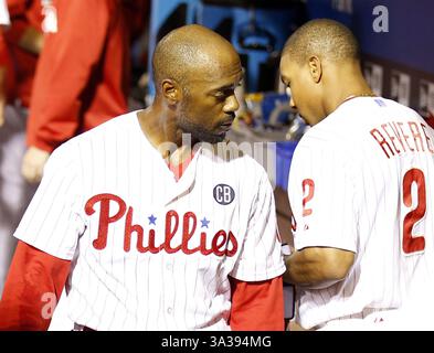 8 septembre 2014 - Philadelphie, PA, États-Unis - Jimmy Rollins des Philadelphia Phillies passe devant son coéquipier Ben Revere après que Rollins ait quitté leur match contre les Pirates de Pittsburgh après la quatrième manche le lundi 8 septembre 2014, au Citizens Bank Park à Philadelphie. (Crédit image : © Yong Kim/MCT/ZUMA Wire) Banque D'Images