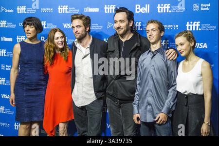 9 septembre 2014 - Toronto, ON, Canada - photo-op avec les acteurs devant le presseur pour les Maps to the Stars lors du Festival international du film de Toronto à Toronto le mardi 9 septembre 2014. De gauche à droite - Olivia Williams, Julianne Moore, Robert Pattinson, John Cusack, Evan Bird et Sarah Gadon. Ernest Doroszuk/Toronto Sun/QMI Agency (crédit image : © Ernest Doroszuk/QMI Agency/ZUMA Wire) Banque D'Images