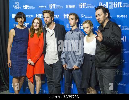 9 septembre 2014 - Toronto, ON, Canada - photo-op avec les acteurs devant le presseur pour les Maps to the Stars lors du Festival international du film de Toronto à Toronto le mardi 9 septembre 2014. De gauche à droite - Olivia Williams, Julianne Moore, Robert Pattinson, , Evan Bird, Sarah Gadon et John Cusack. Ernest Doroszuk/Toronto Sun/QMI Agency (crédit image : © Ernest Doroszuk/QMI Agency/ZUMA Wire) Banque D'Images
