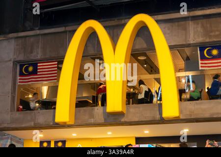 Arcs dorés, le logo emblématique de McDonald's, bien en vue sur la façade d'un bâtiment. Bukit Bintang, Kuala Lumpur, Malaisie, Asie Banque D'Images