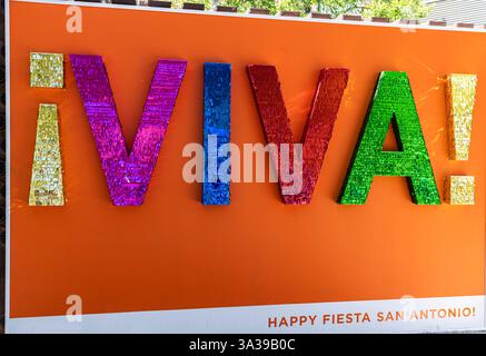 Panneau coloré sur la promenade de la rivière San Antonio, San Antonio, Texas, États-Unis Banque D'Images