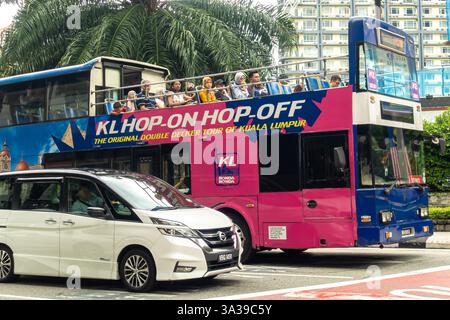 KL Hop-on Hop-Off bus, un service de bus touristique à impériale à Kuala Lumpur. Malaisie Banque D'Images