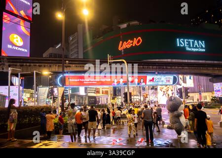 Isetan The Japan Store, signe la nuit, Bukit Bintang, Kuala Lumpur, Malaisie, animée Jln Sultan Ismail, pub LED Great Eastern Banque D'Images