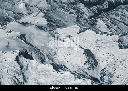 Vue aérienne de hautes montagnes rocheuses couvertes de neige. Paysage alpin. Beauté dans la nature. Pics de montagne inaccessibles. Climat rude. En regardant le Banque D'Images