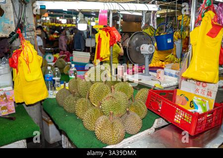 Un tas de fruits de durian à vendre sur un étal de marché en Asie du Sud-est, Jalan Alor, Bukit Bintang, une populaire avenue de Street food Kuala Lumpur Malaisie Banque D'Images