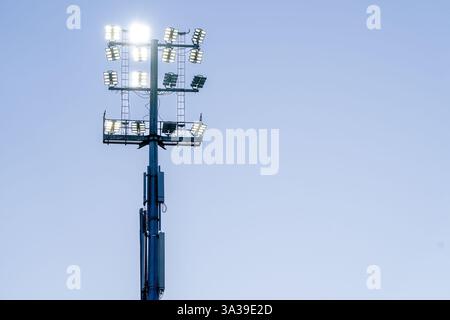 Dordrecht, pays-Bas. 14 mars 2025. DORDRECHT, 14-03-2025, stade M-scores, saison 2024/2025, Football, Keuken Kampioen Divisie . Match entre Dordrecht et VVV . Lumières du stade du FC Dordrecht crédit : Pro Shots/Alamy Live News Banque D'Images