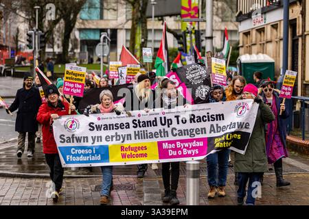 Swansea Stand Up to Racism Counter Protest 15th Feb 2025 - levez-vous face à la contre-manifestation contre le racisme se déplaçant du centre de Swansea à l'événement d'extrême droite Banque D'Images
