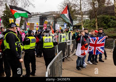 Swansea s'élève contre le racisme contre-manifestation 15 février 2025 - la police du Sud-Galles se tient entre les groupes de protestation alors qu'un camp prend une photo Banque D'Images