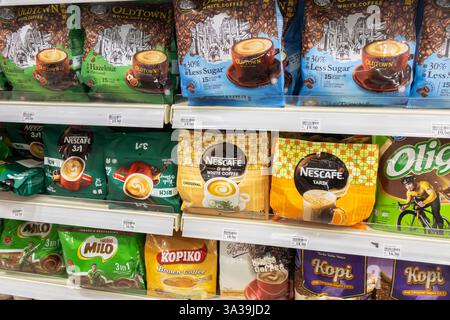 Étagère de supermarché KK approvisionnée avec diverses marques de café instantané, y compris Nescafé et Old Town White Coffee. Sachets souples, Kuala Lumpur Malaisie, Banque D'Images
