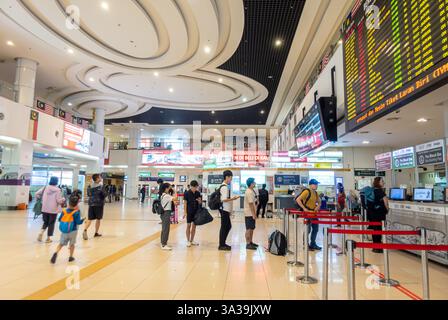 L'intérieur de la gare routière terminal Bersepadu Selatan (TBS) à Kuala Lumpur, Malaisie, hub de transport, Concourse Banque D'Images