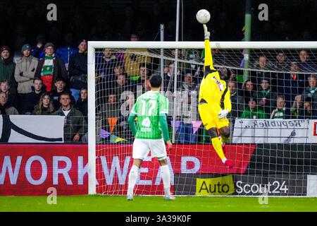 Dordrecht, pays-Bas. 14 mars 2025. DORDRECHT, 14-03-2025, stade M-scores, saison 2024/2025, Football, Keuken Kampioen Divisie . Match entre Dordrecht et VVV . Celton Biai, gardien du FC Dordrecht, crédit : Pro Shots/Alamy Live News Banque D'Images