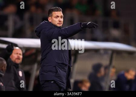 Dordrecht, pays-Bas. 14 mars 2025. DORDRECHT, PAYS-BAS - 14 MARS : le coach Melvin Boel du FC Dordrecht entraîne ses joueurs lors du match néerlandais Keuken Kampioen Divisie entre le FC Dordrecht et le VVV Venlo au M-scores Stadion le 14 mars 2025 à Dordrecht, pays-Bas. (Photo de Hans van der Valk/Orange Pictures) crédit : Orange pics BV/Alamy Live News Banque D'Images