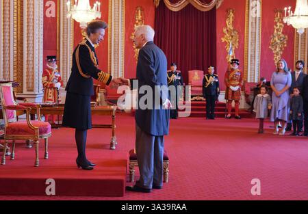 Le professeur Sir Philip Bobbitt, professeur Herbert Wechsler de jurisprudence, faculté de droit de l'Université de Colombie, est nommé Chevalier Commandeur de l'Empire britannique par la princesse royale au palais de Buckingham, à Londres. Cet honneur récompense les services rendus aux relations entre le Royaume-Uni et les États-Unis et à la vie publique. Date de la photo : vendredi 18 octobre 2024. Banque D'Images