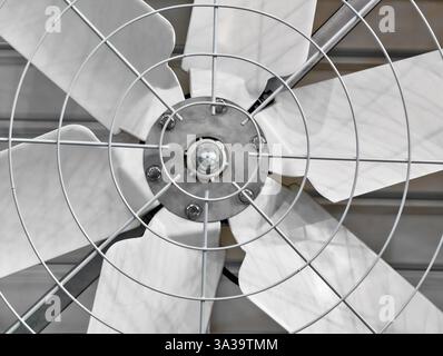 Ventilateur industriel dans un entrepôt expansif éclairant le lien entre le design et la fonction Banque D'Images