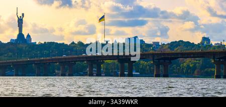 L'imposant Monument mère Ukraine surplombe le fleuve Dniepr, servant de puissant symbole de force dans un contexte serein de Kiev. Banque D'Images
