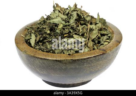 feuilles de thé à la menthe poivrée dans un bol en bois isolé sur fond blanc Banque D'Images