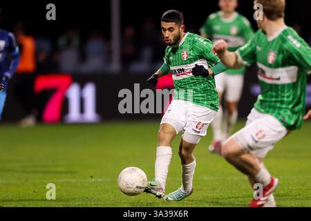 Dordrecht, pays-Bas. 14 mars 2025. DORDRECHT, PAYS-BAS - 14 MARS : Marouane Afaker du FC Dordrecht tire le ballon lors du match néerlandais Keuken Kampioen Divisie entre le FC Dordrecht et le VVV Venlo au M-scores Stadion le 14 mars 2025 à Dordrecht, pays-Bas. (Photo de Hans van der Valk/Orange Pictures) crédit : Orange pics BV/Alamy Live News Banque D'Images