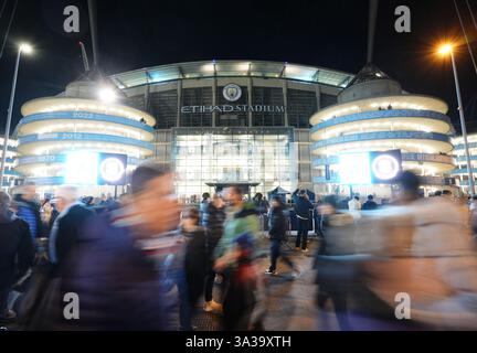 NOTE DE L'ÉDITEUR : PHOTO PRISE AVEC UNE VITESSE D'OBTURATION LENTE. Les fans en dehors du terrain avant le match de l'UEFA Champions League au stade City of Manchester. Date de la photo : mercredi 23 octobre 2024. Banque D'Images