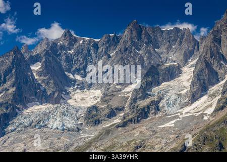 Beau paysage montagneux des Alpes en été sur tour du Montblanc près du village de Courmayeur dans la vallée du Val Ferret en Italie. Alpes européennes Banque D'Images