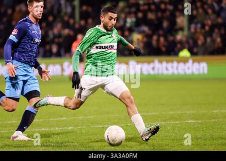 Dordrecht, pays-Bas. 14 mars 2025. DORDRECHT, PAYS-BAS - 14 MARS : Marouane Afaker du FC Dordrecht tire le ballon lors du match néerlandais Keuken Kampioen Divisie entre le FC Dordrecht et le VVV Venlo au M-scores Stadion le 14 mars 2025 à Dordrecht, pays-Bas. (Photo de Hans van der Valk/Orange Pictures) crédit : Orange pics BV/Alamy Live News Banque D'Images