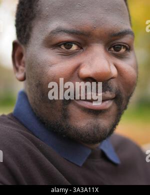 EMBARGO À 0001 LUNDI 11 NOVEMBRE Makomborero Haruzivishe, militant zimbabwéen pro-démocratie, pose pour une photo à l'Université du Kent à Canterbury, où il étudie actuellement pour un diplôme en droit et en politique dans le cadre du programme de bourses pour les réfugiés. L'activisme de Makomborero sur les droits à l'éducation et la corruption l'a conduit à être arrêté 37 fois, banni de l'université, torturé, emprisonné et presque tué avant de fuir son pays d'origine il y a deux ans. Date de la photo : jeudi 31 octobre 2024. Banque D'Images