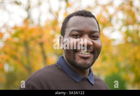 EMBARGO À 0001 LUNDI 11 NOVEMBRE Makomborero Haruzivishe, militant zimbabwéen pro-démocratie, pose pour une photo à l'Université du Kent à Canterbury, où il étudie actuellement pour un diplôme en droit et en politique dans le cadre du programme de bourses pour les réfugiés. L'activisme de Makomborero sur les droits à l'éducation et la corruption l'a conduit à être arrêté 37 fois, banni de l'université, torturé, emprisonné et presque tué avant de fuir son pays d'origine il y a deux ans. Date de la photo : jeudi 31 octobre 2024. Banque D'Images