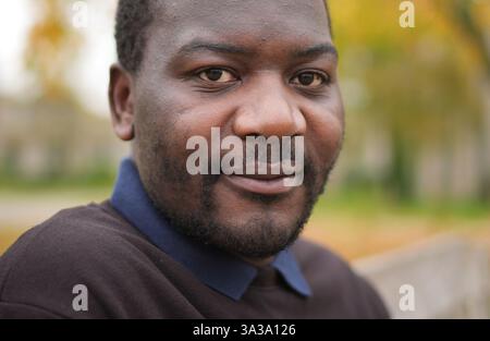 EMBARGO À 0001 LUNDI 11 NOVEMBRE Makomborero Haruzivishe, militant zimbabwéen pro-démocratie, pose pour une photo à l'Université du Kent à Canterbury, où il étudie actuellement pour un diplôme en droit et en politique dans le cadre du programme de bourses pour les réfugiés. L'activisme de Makomborero sur les droits à l'éducation et la corruption l'a conduit à être arrêté 37 fois, banni de l'université, torturé, emprisonné et presque tué avant de fuir son pays d'origine il y a deux ans. Date de la photo : jeudi 31 octobre 2024. Banque D'Images