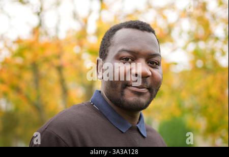 EMBARGO À 0001 LUNDI 11 NOVEMBRE Makomborero Haruzivishe, militant zimbabwéen pro-démocratie, pose pour une photo à l'Université du Kent à Canterbury, où il étudie actuellement pour un diplôme en droit et en politique dans le cadre du programme de bourses pour les réfugiés. L'activisme de Makomborero sur les droits à l'éducation et la corruption l'a conduit à être arrêté 37 fois, banni de l'université, torturé, emprisonné et presque tué avant de fuir son pays d'origine il y a deux ans. Date de la photo : jeudi 31 octobre 2024. Banque D'Images