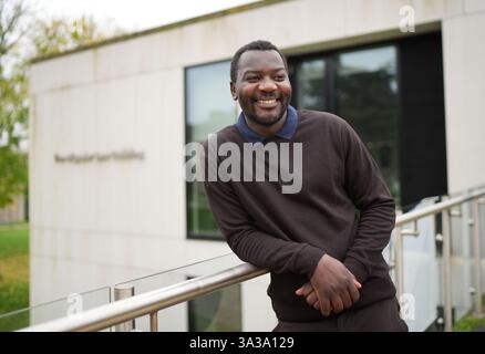 EMBARGO À 0001 LUNDI 11 NOVEMBRE Makomborero Haruzivishe, militant zimbabwéen pro-démocratie, pose pour une photo à l'Université du Kent à Canterbury, où il étudie actuellement pour un diplôme en droit et en politique dans le cadre du programme de bourses pour les réfugiés. L'activisme de Makomborero sur les droits à l'éducation et la corruption l'a conduit à être arrêté 37 fois, banni de l'université, torturé, emprisonné et presque tué avant de fuir son pays d'origine il y a deux ans. Date de la photo : jeudi 31 octobre 2024. Banque D'Images