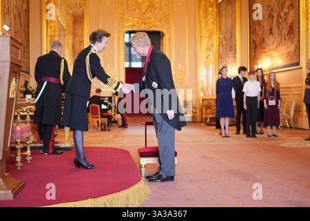 Le très honorable Sir Oliver Dowden, ancien vice-premier ministre, chancelier du duché de Lancastre et secrétaire d'État au Cabinet Office. Anciennement secrétaire d'État au numérique, à la culture, aux médias et aux sports, et président du Parti conservateur, est nommé chevalier Commandeur de l'ordre du bain par la princesse royale au château de Windsor, dans le Berkshire. Cet honneur reconnaît le service politique et public. Date de la photo : mercredi 6 novembre 2024. Banque D'Images