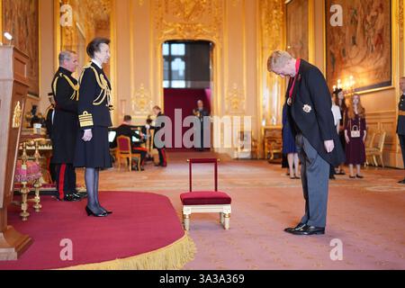 Le très honorable Sir Oliver Dowden, ancien vice-premier ministre, chancelier du duché de Lancastre et secrétaire d'État au Cabinet Office. Anciennement secrétaire d'État au numérique, à la culture, aux médias et aux sports, et président du Parti conservateur, est nommé chevalier Commandeur de l'ordre du bain par la princesse royale au château de Windsor, dans le Berkshire. Cet honneur reconnaît le service politique et public. Date de la photo : mercredi 6 novembre 2024. Banque D'Images