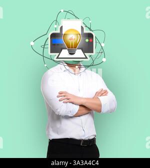 Collage artistique créatif. Homme avec ampoule et imprimante au lieu de la tête sur fond turquoise. Idée et concept de développement Banque D'Images