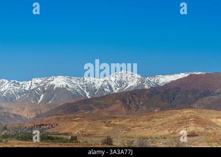 Montagnes de l'Atlas enneigées et forêt de pins entre Marrakech et Ouarzazate Banque D'Images