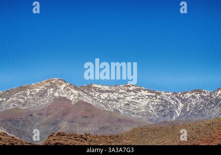 Montagnes de l'Atlas enneigées et forêt de pins entre Marrakech et Ouarzazate Banque D'Images