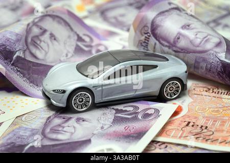 MODÈLE TESLA VOITURE ÉLECTRIQUE AVEC BILLETS DE BANQUE BRITANNIQUES RE IMPORTATIONS TARIFS EXPORTATIONS ETC UK Banque D'Images